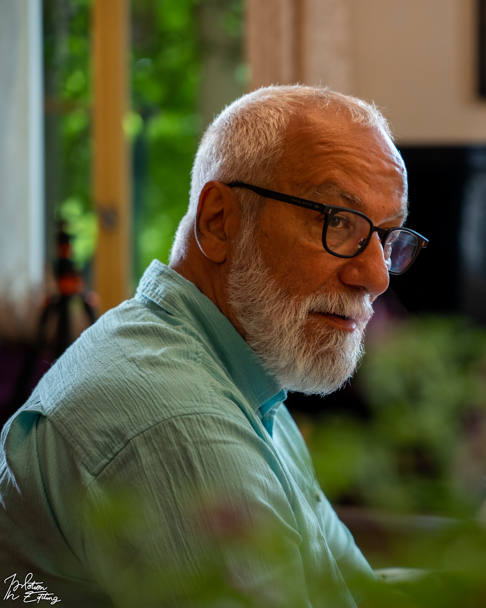 Photo portrait d'un homme écoutant son interlocuteur avec attention