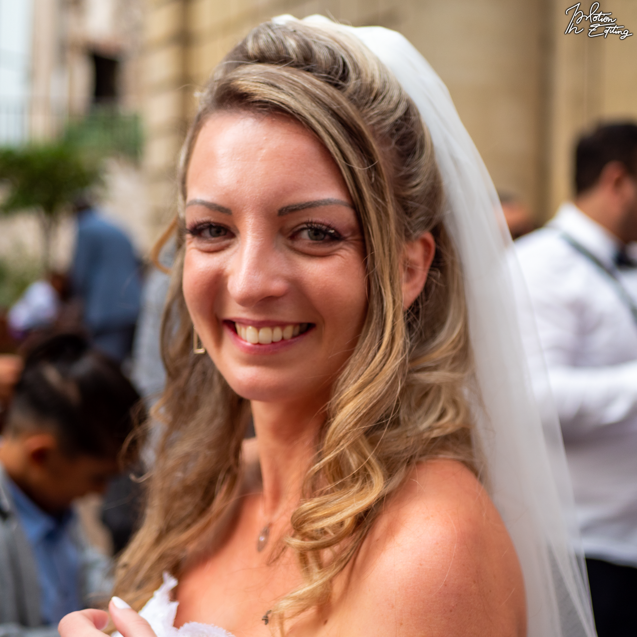 Photo de mariage de mariée qui sourit à la sortie de la mairie